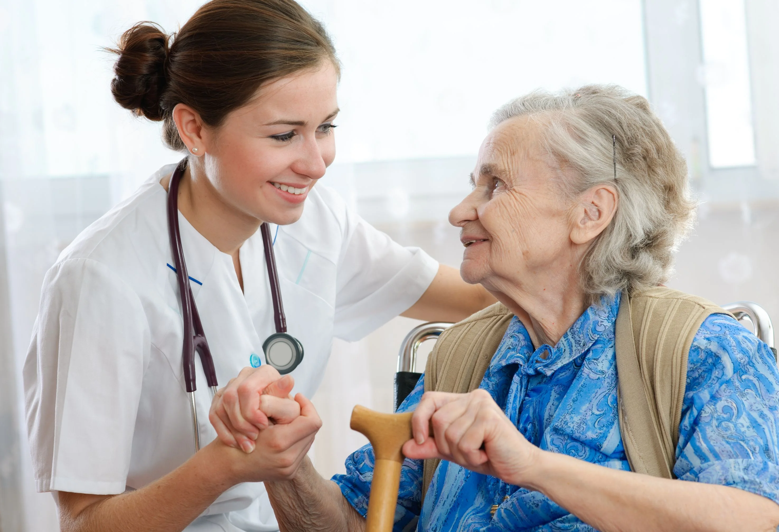 Professionista sanitaria assiste una persona anziana