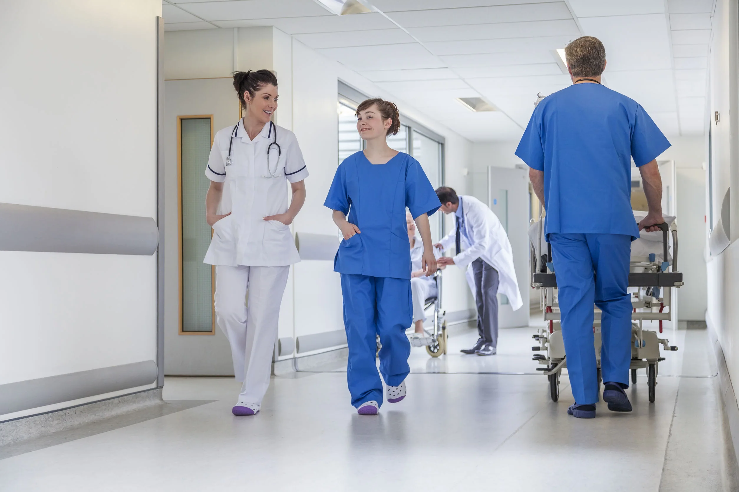 Operatori sanitari in un corridoio ospedaliero
